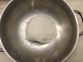 step4: 此時製作湯圓的糯米糰，將水分次倒入糯米粉至成糰無粉粒即可