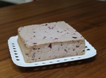 step8: 完成取出，一樣輕震出熱氣，然後倒扣放冷卻 冷卻後脫模依喜好切塊即完成