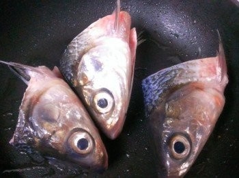 step1: 上市場就是有這個好處~新鮮看得見~你看看魚兒的眼睛亮晶晶的~洗淨擦乾~下油鍋~一點點油就可以了~