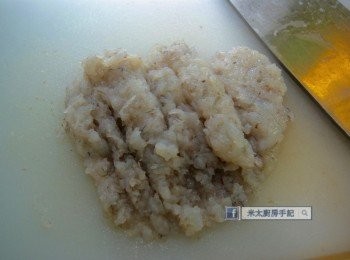 step2: 蔥白切成蔥花，蝦仁剁打成蝦膠。