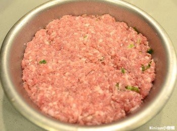 step1: 豬絞肉依序加入麻油、米酒、鹽、黑胡椒、蔥攪拌均勻 用手抓至肉團變的有彈性聚合，約10分鐘