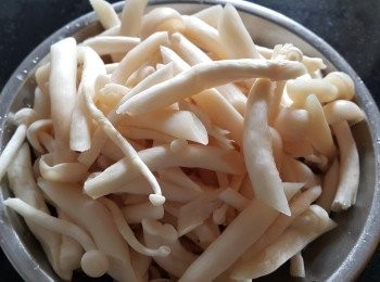 step1: 海鮮菇，用薑片黃酒出水備用