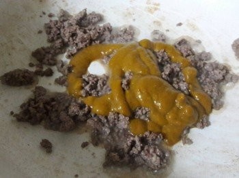 step2: 平底鍋中加入一湯匙油燒熱 , 加入蒜泥炒香 , 再倒入牛絞肉炒至牛肉轉色 , 然後加入3湯匙咖哩醬拌勻