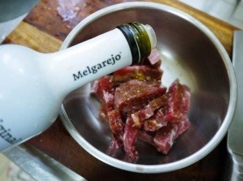 step1: 牛肉切條狀，用<span class="group_2">醃料</span>醃約15分鐘入味