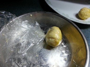 step1: 先將榴槤肉磅好一粒粒約23g1粒,用保鮮紙包住轉成圓波型(因為榴槤肉比較軟身,用保鮮紙會容易控制)