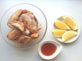 step1: 將雞翅切成雞翅及棒棒腿兩部份,清洗後用餐巾紙擦拭乾再用叉子將雞翅表面戳一些洞,可幫助香料入味。將所有調味料均勻抹在雞翅上(可使用一個保鮮袋裝入雞翅及所有調味料,一起搓揉幾下幫助入味),放冰箱冷藏至入味