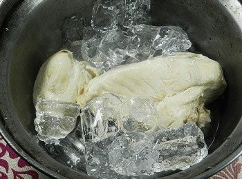 step2: 雞肉入冰水冰鎮