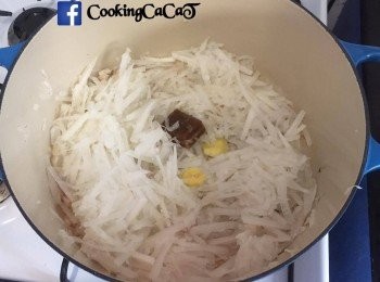 step4: 用炒臘腸時逼出的油爆香乾蔥粒後加入蘿蔔絲及條、片糖及薑片，以中火煮15分鐘或至軟身，拿走薑片後下胡椒粉及鹽拌勻。