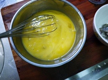 step2: 將蛋液拌勻， 蛋水比例，是兩顆蛋加250㏄的高湯（我的比例是一罐高湯與半米杯水與4顆蛋.蛋要過濾才會滑順）