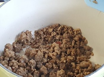 step3: 燒熱鍋，加入少許油，放入素肉炒一會。