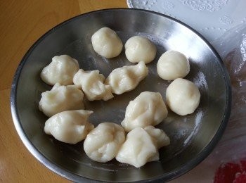 step13: 帶手套將雪凍的皮平均分16份,搓圓(此時可以由冰格取出榴槤肉待用)