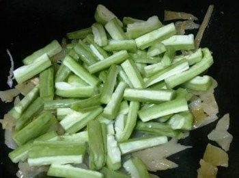 step3: 瓁加入少許油，落鹹菜炒勻，再加入苦瓜炒一分鐘，盛起