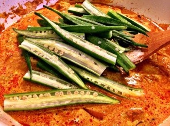 step5: 放入毛茄，炒匀。蓋好煮至大滾，再開蓋煮多5分鐘即成！