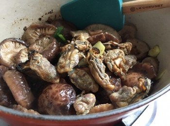 step6: 再加入蠔豉快炒，再加入半碗雞湯/水/冬菇水，再加入蠔油，中細火關蓋煮15-20分鐘，開蓋快炒，再加其餘的雞湯/水等，再炆煮20分鐘，其間加入1粒冰糖 (請試味)