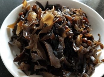 step6: 鮮雲耳，用薑片，黃酒出水切絲備用