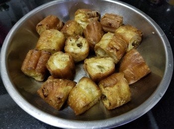 step6: 將油條用少少油細火煎至香脆備用，這做法是另油條在烹煮過程，可以定形不易煮爛