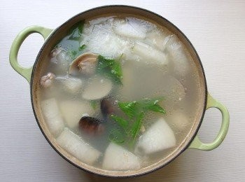 step5: 蛤蜊打開後加入些許海鹽及九層塔做調味。