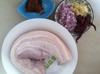 step1: 將花肉去皮《留皮都可以》用燒水煮約8分鐘，盛起瀝乾水分。