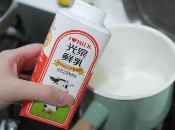 step8: 在小鍋中倒入光泉鮮乳120cc以及1小匙的香草精~以中小火煮到快沸騰時關火!!