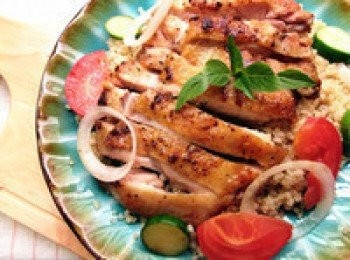 step7: 將作法6蔾麥盛入盤中,再將小黃瓜.洋蔥.蕃茄.雞肉切塊擺上即可