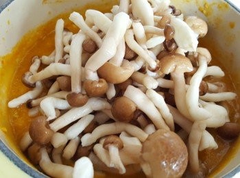step2: 本菇洗淨抹乾水後，加入南瓜汁中拌勻。
