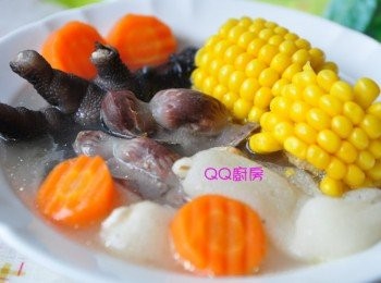 step4: 一小鍋鮮甜的湯頭，滿滿的竹笙與<span class="group_1">食材</span>給最愛的女兒喝~ (因為是給女兒吃的，所以竹笙就大方的整條下鍋不切成小段 ^ ^)