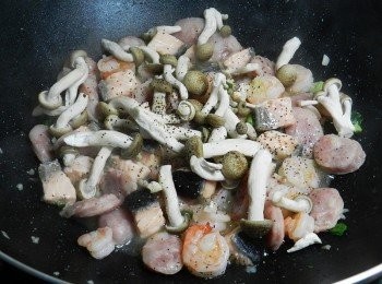 step7: 下一大匙水，加入鴻喜菇快炒後，加入鹽與黑胡椒調味即可