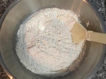 step1: 首先製做水合麵糰, 除了酵母和無鹽奶油之外,先將乾性材料混勻再加入牛奶。