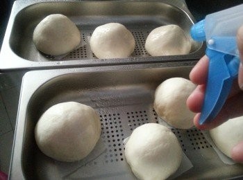 step11: 每個包用牛油紙放底,蓋上布發酵一小時,開始要蒸時將面噴水,先用大火蒸3分鐘