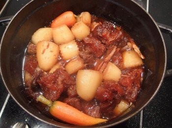 step8: 燉煮過程中牛腩比較快熟,可將煮好的牛腩先起鍋放一旁,牛筋則繼續燉煮至喜歡的軟硬度(燉煮時間可自行增減)。當牛筋快完成時再將牛腩及蘿蔔塊放入鍋裡燉煮約15-20分鐘。