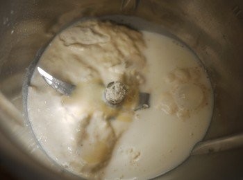 step3: 之後把液體類也放入,牛奶可先不用全部加完,先加到2/3,之後覺得太乾再加.