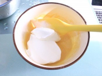 step4: 勺三分之一的蛋白霜到蛋黃糊里，翻拌均勻。