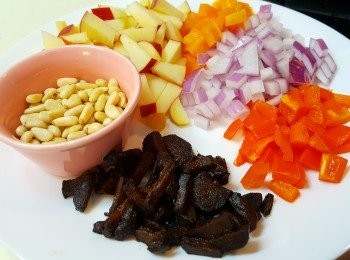 step2: 將所有蔬果洗淨切粒。