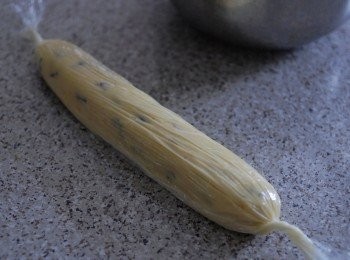 step4: 將粉糰放在枱上，用手捏粉糰成長形，可做成圓或長形，再用保鮮紙包實，放入雪櫃冷卻一小時