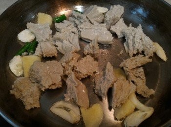 step4: 加烤麩，煎至金黃色