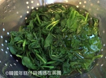 step1: 菠菜洗淨後煲水，水滾就把菠菜放入水裡烚一會然後快手取出（菠菜不可以烚太久因為會變得諗），取出後沖凍水讓它冷卻後，用手榨乾菠菜的水份。