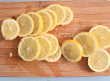 step3: 把檸檬切去頭尾，切成大概4-5mm厚的檸檬片備用。