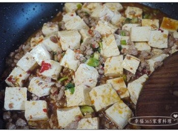 step9: 加入蔥末，煮片刻讓豆腐入味，最後以太白粉兌一大匙水調開勾薄芡即完成。