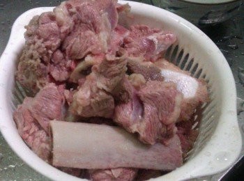 step1: 先將牛肉洗淨，用滾水稍微川燙去血水去腥備用