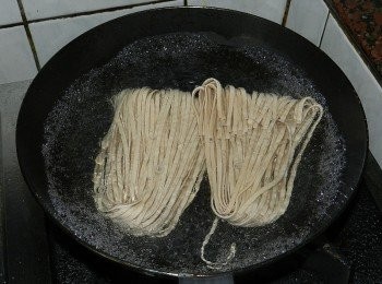 step2: 水滾後入麵條煮軟後撈起