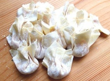 step7: 完成的餛飩可用保鮮盒分層放好,放在冷凍庫保存,想吃的 時候,準備一鍋滾水免退冰,直接下鍋汆燙煮熟即可。