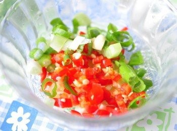 step2: 調醬汁備料: 辣椒末、蒜末、蔥花