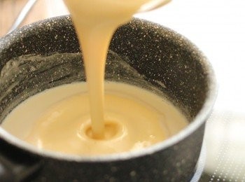 step7: 把蛋黃混合物倒入鍋中。