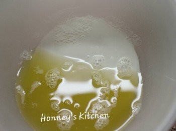 step5: 靜止 10分鐘後, 倒去面層的水份, 澱粉留用