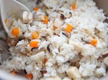 step4: 燉煮結束後會跳到保溫鍵進行保溫，約5~10分鐘後再取消保溫鍵開蓋，將米飯與配料充分拌勻