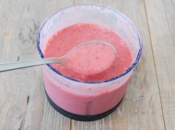 step2: 將所有材料放入攪拌機內打成幼滑糊狀