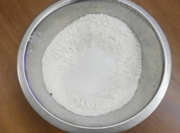 step2: 麵粉類和奶粉過篩放進大碗裡攪拌均勻!! 然後把糖.鹽和速發酵母倒入~~~