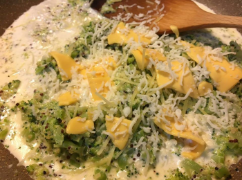 step5: 之後隨意加入3款芝士, 煮至溶化後用碗盛起