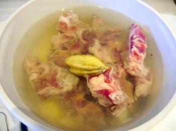 step1: *燒ㄧ鍋水川燙排骨。加薑片 米酒去腥。