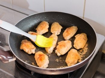 step6: 把蜜糖掃上<a href="https://bit.ly/3zHU5V3" target="_blank" data-keyword="雞翼" class="guide-link"><strong>雞翼</strong></a> <span style="display:inline-block;vertical-align:middle;margin-top:-3px;color:initial;border-radius:3px;padding:2px 3px;font-size:12px;line-height:14px;background:#87d300;color:#fff;">即買</span> 兩面後略煎即成。